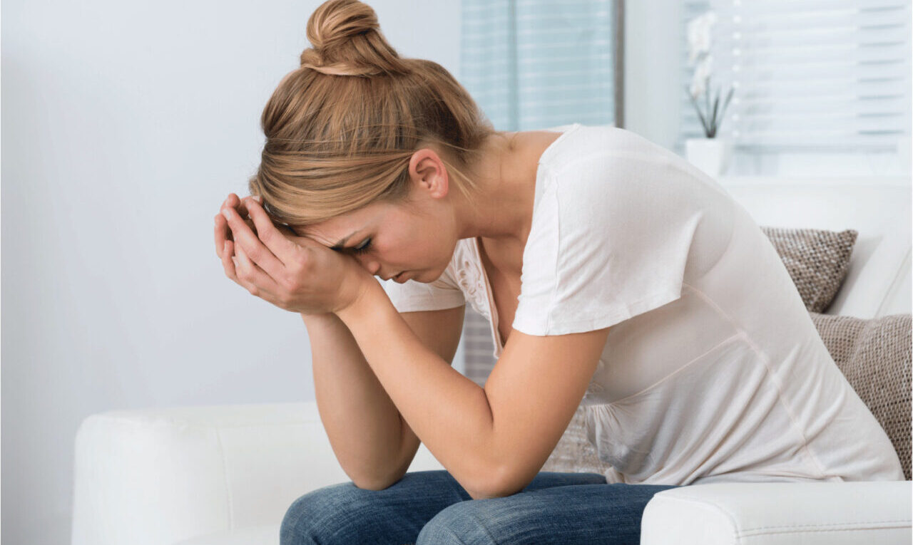réduire le stress avec la sophrologie : femme débordée et stressée