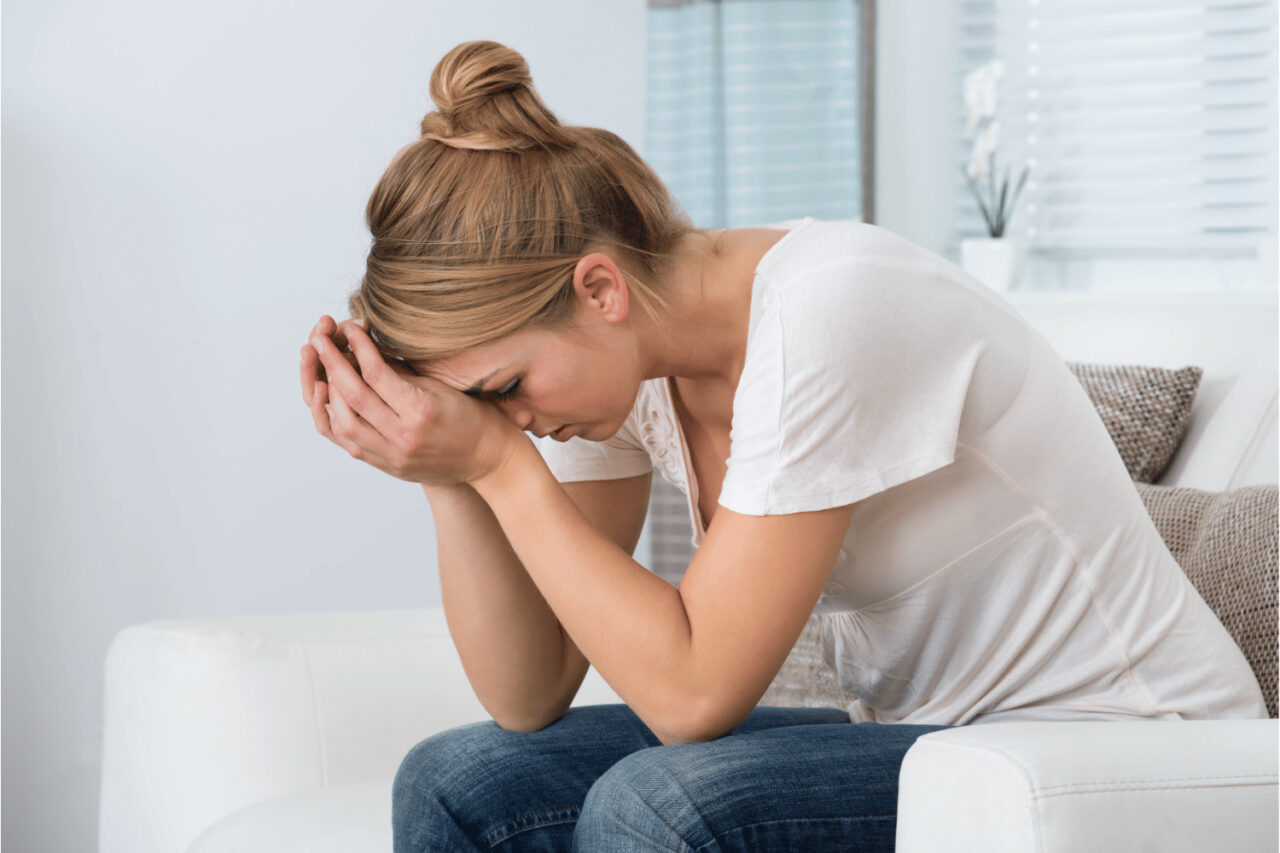 réduire le stress avec la sophrologie : femme débordée et stressée